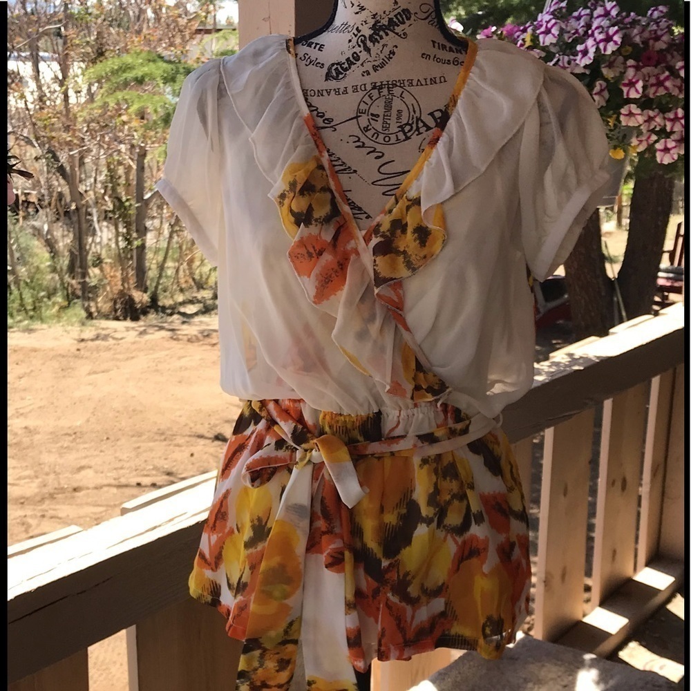 🌻 NWT A Diva blouse. Size medium